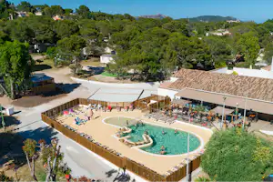 Camping Santa Lucia - Luftaufnahme des Campingplatzes mit Pool im Freien