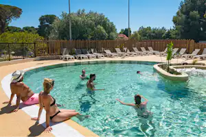 Camping Santa Lucia - Pool im Freien mit Liegestühlen