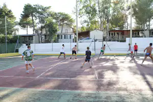 Camping Santa Maria di Leuca - Camper beim Fussballspielen auf dem Sportplatz