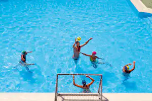 Camping Santa Maria di Leuca - Camper beim Wasserball spielen im Swimmingpool