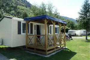 Camping Santa Monica - Mobilheim vom Campingplatz mit Veranda im Grünen