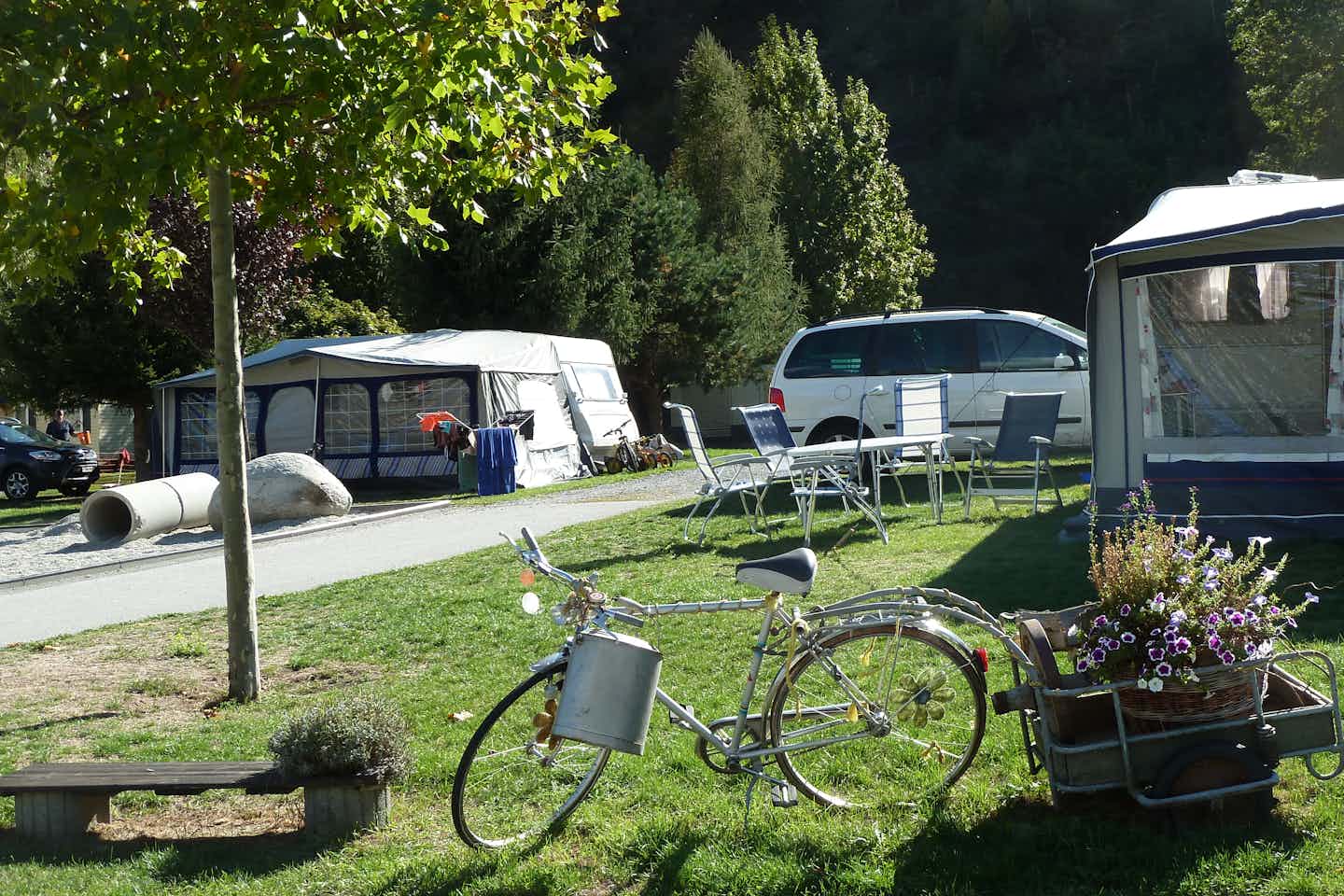 Camping Santa Monica - Wohnmobilstellplatz vom Campingplatz zwischen Bäumen