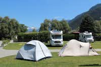 Camping Santa Monica - Zeltbereich und Standplätze auf grüner Wiese