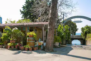 Camping Sant'Antonio - Gebäude des Campingplatzes mit Begrünung
