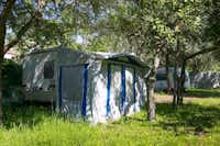 Camping Sant'Antonio - Wohnwagen mit Vorzelt unter Bäumen