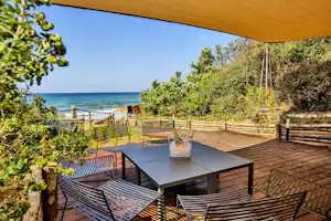 Camping Santapomata - Terasse unter Sonnensegeln mit Blick auf das Meer