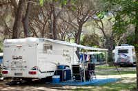 Camping Santapomata - Wohnwagen mit Vorzelt auf dem Campingplatz unter Bäumen
