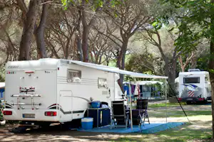 Camping Santapomata - Wohnwagen mit Vorzelt auf dem Campingplatz unter Bäumen