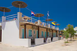 Camping Santoríni - Mobilheime vom Campingplatz mit Veranda und Dachterrasse mit Sonnenschirmen