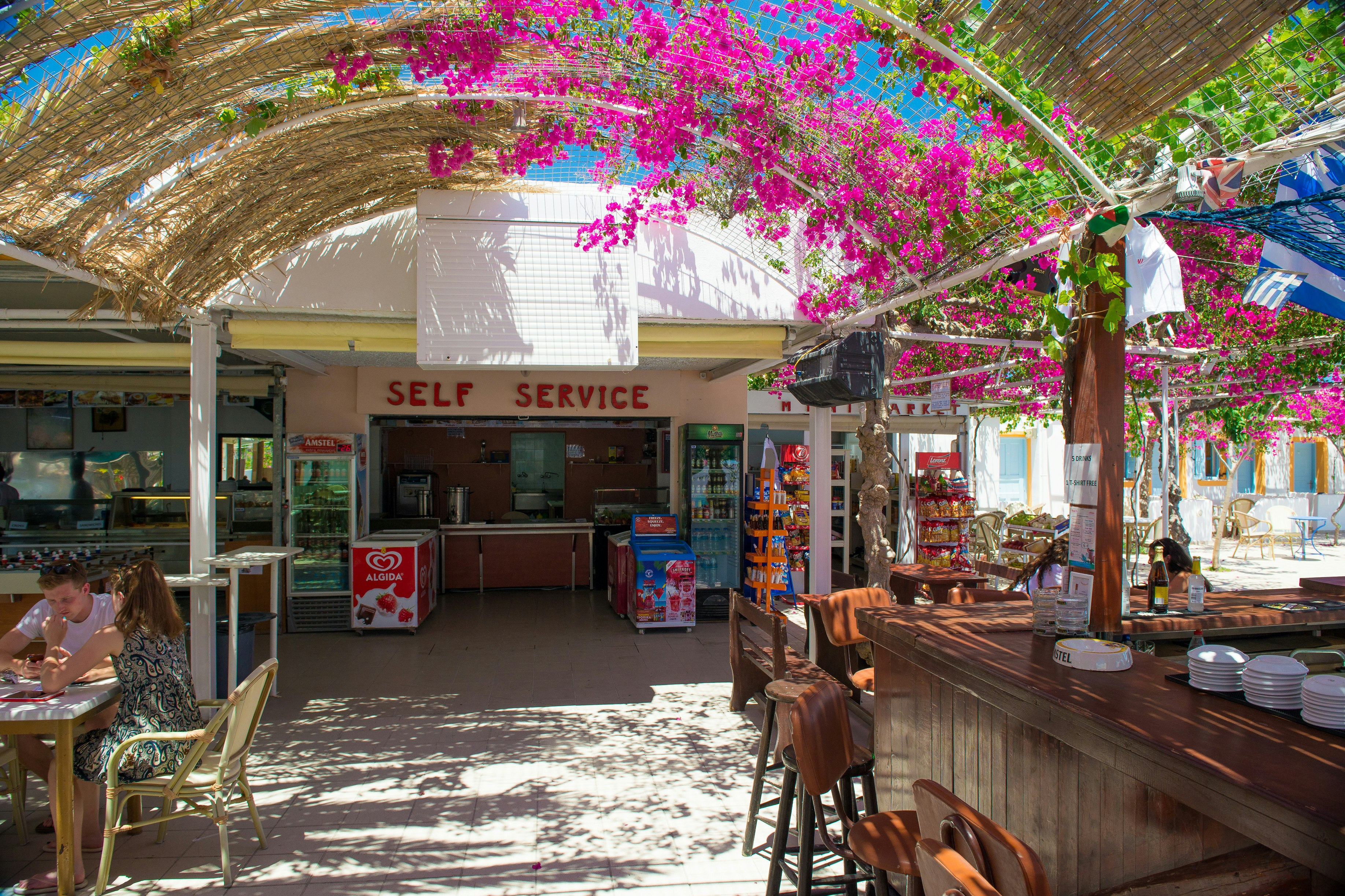 Camping Santoríni  -  Restaurant und Bar vom Campingplatz mit überdachter Terrasse