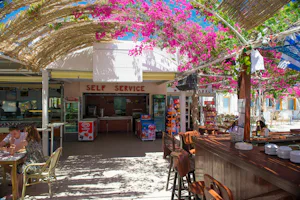 Camping Santoríni - Restaurant und Bar vom Campingplatz mit überdachter Terrasse