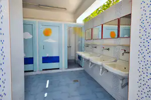 Camping Santoríni - Sanitärbereich vom Campingplatz mit Waschbecken, Spiegeln, Duschen und Toiletten