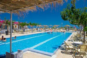 Camping Santoríni - Poolbereich vom Campingplatz mit Blick auf das Mittelmeer