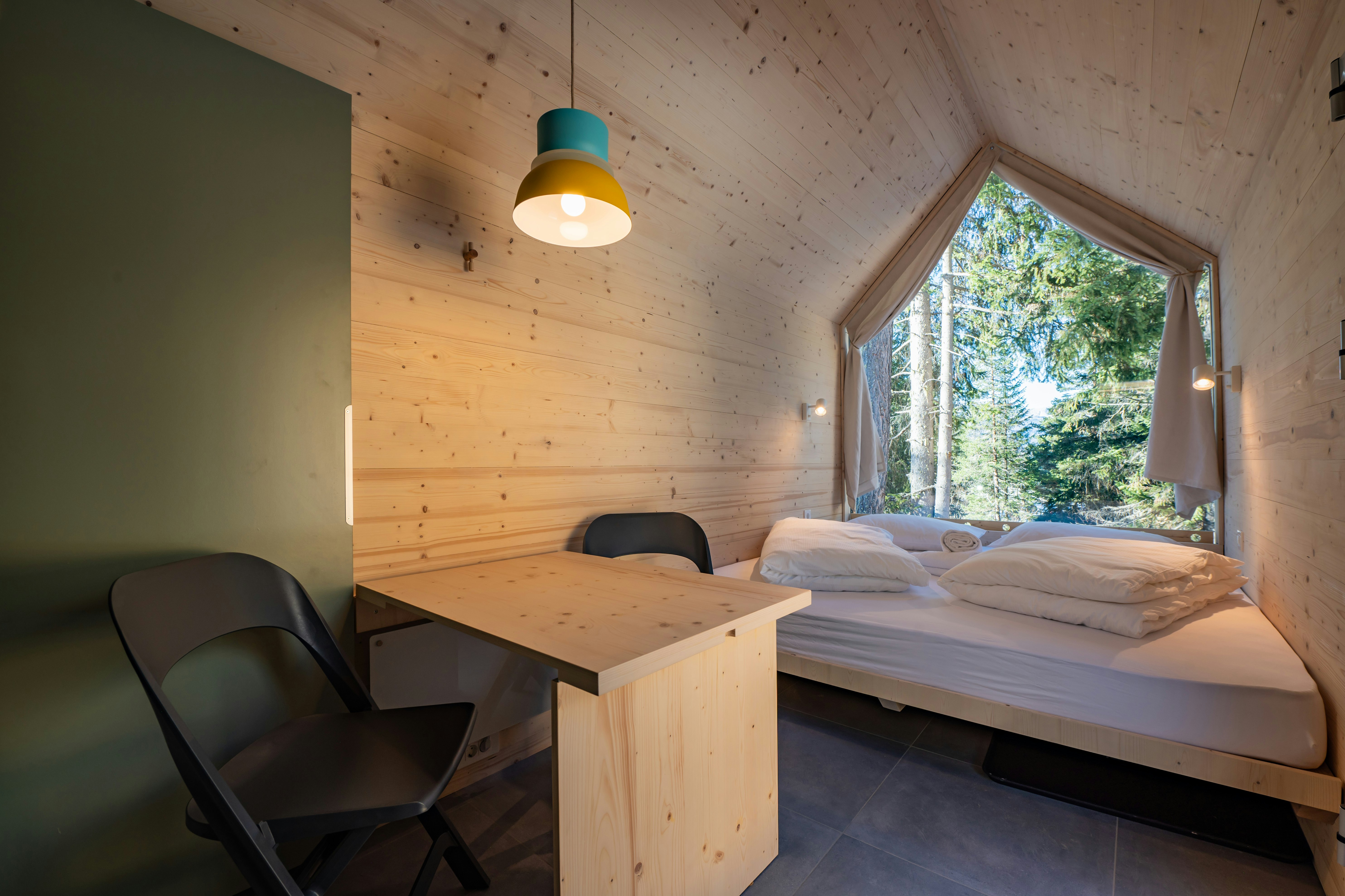 Camping Sass Dlacia   - Innenansicht einer Waldhütte auf dem Campingplatz