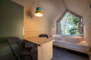 Camping Sass Dlacia - Innenansicht einer Waldhütte auf dem Campingplatz