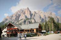 Camping Sass Dlacia  - Eingang, Restaurant und Rezeption des Campingplatz mit Blick auf die Dolomiten