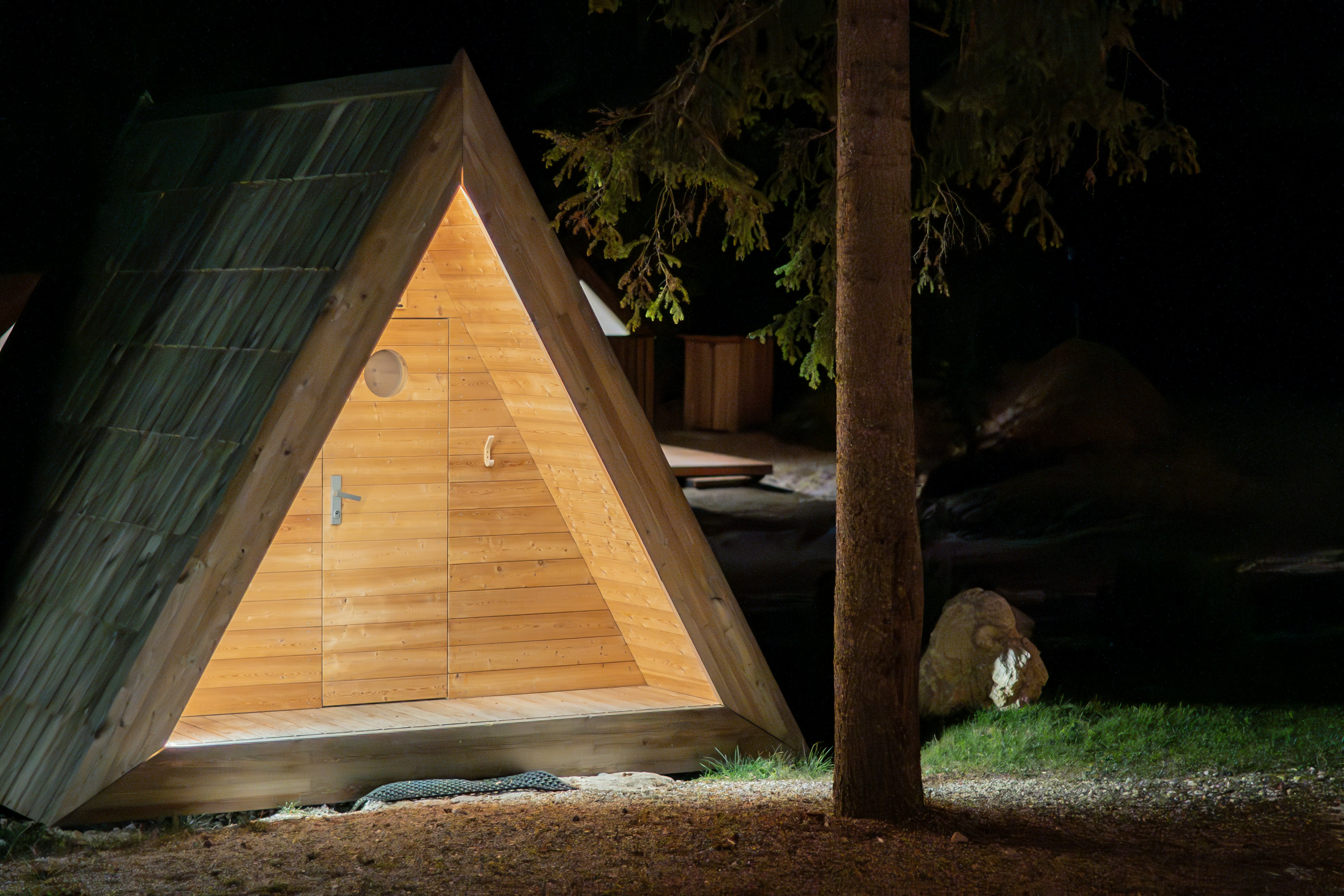 Camping Sass Dlacia - Blick auf eine Miethütte auf dem Campingplatz