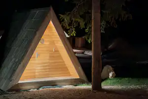Camping Sass Dlacia - Blick auf eine Miethütte auf dem Campingplatz