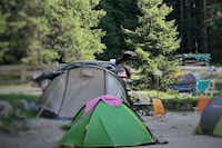 Camping Sass Dlacia - Zeltplätze  umringt von Wald auf dem Campingplatz