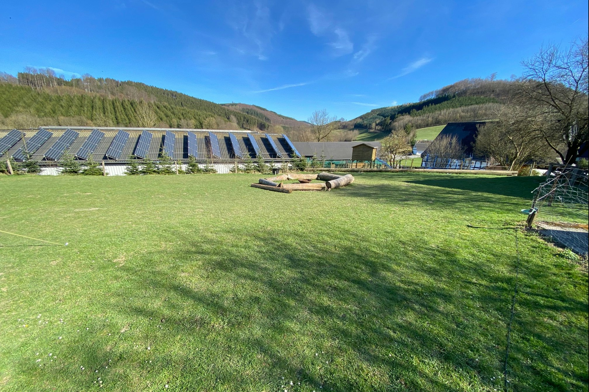 Camping Sauerländer Ferienhof  Camping Sauerländer Ferienhof Stratmann - Standplätze mit Feuerstelle auf dem Campingplatz