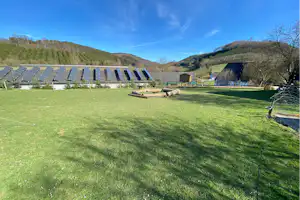 Camping Sauerländer Ferienhof Camping Sauerländer Ferienhof Stratmann - Standplätze mit Feuerstelle auf dem Campingplatz