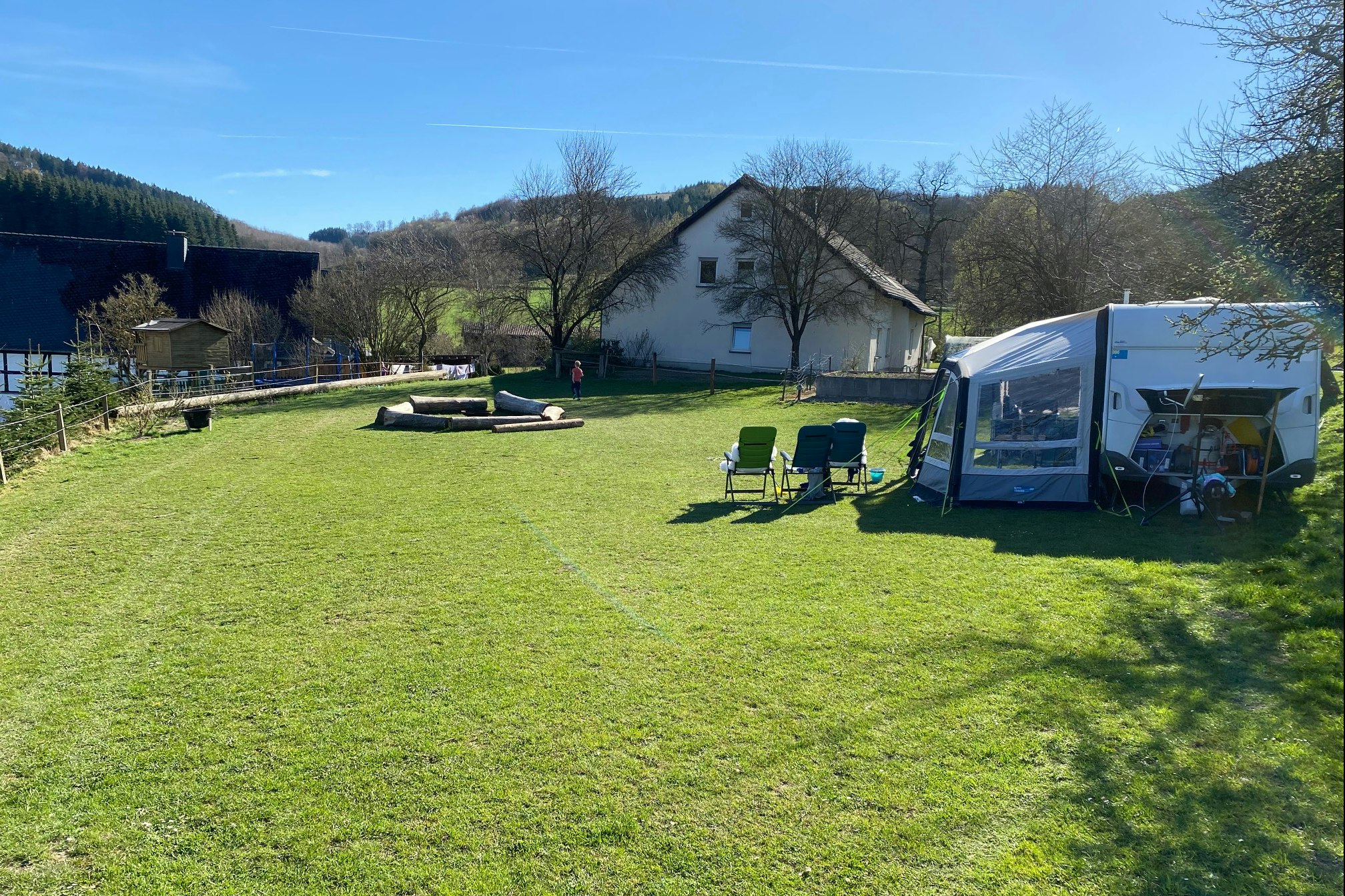 Camping Sauerländer Ferienhof  Camping Sauerländer Ferienhof Stratmann - Standplätze mit Feuerstelle auf dem Campingplatz