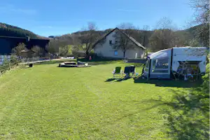 Camping Sauerländer Ferienhof Camping Sauerländer Ferienhof Stratmann - Standplätze mit Feuerstelle auf dem Campingplatz