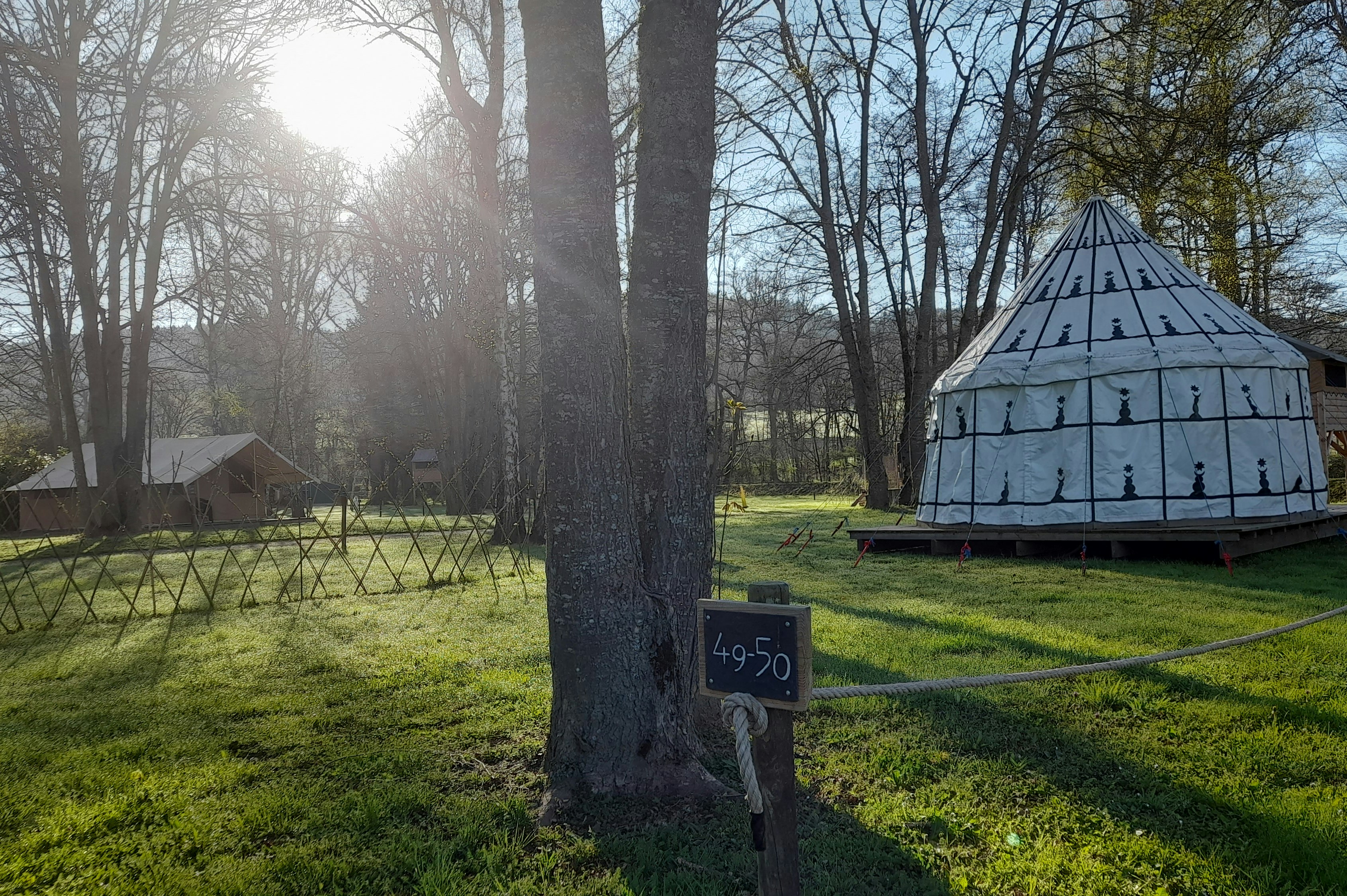Camping Sauxillanges L'Eau Mère - Mietzelte auf dem Campingplatz