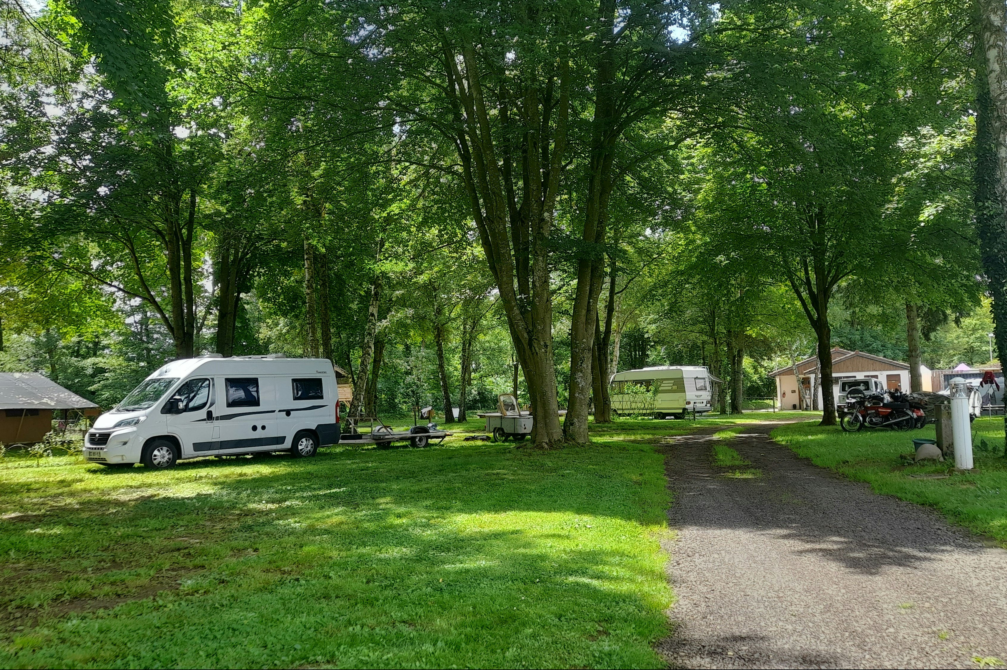 Camping Sauxillanges L'Eau Mère - Standplätze im Grünen auf dem Campingplatz