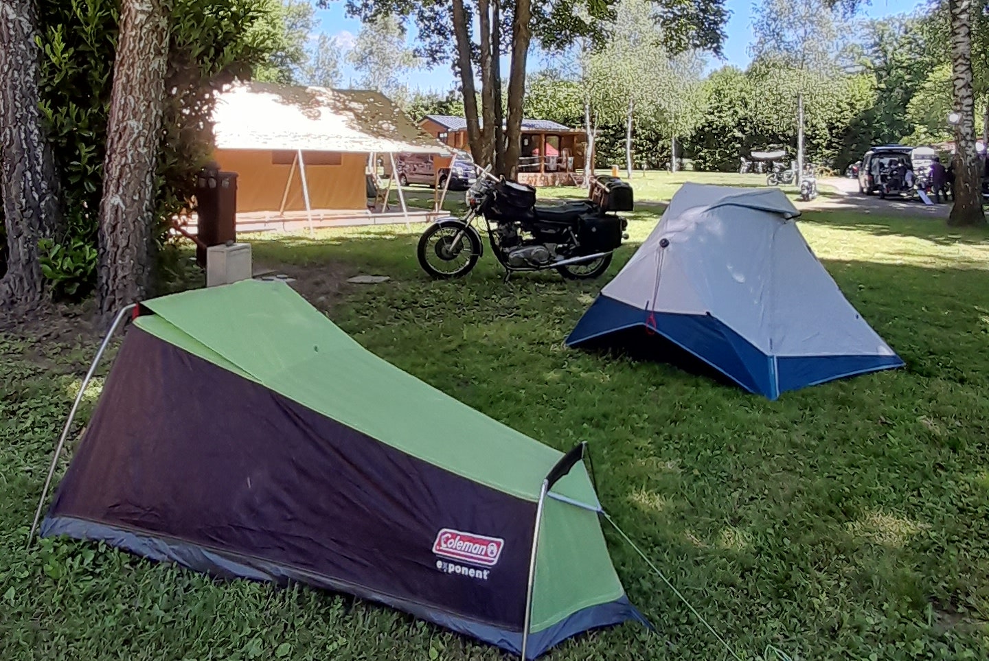 Camping Sauxillanges L'Eau Mère - Zeltwiese auf dem Campingplatz