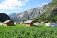 Camping Sæbø  -  Mobilheime und Wohnwagen- und Zeltstellplatz vom Campingplatz mit Blick auf den Fjord