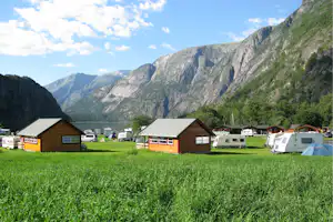 Camping Sæbø - Mobilheime und Wohnwagen- und Zeltstellplatz vom Campingplatz mit Blick auf den Fjord