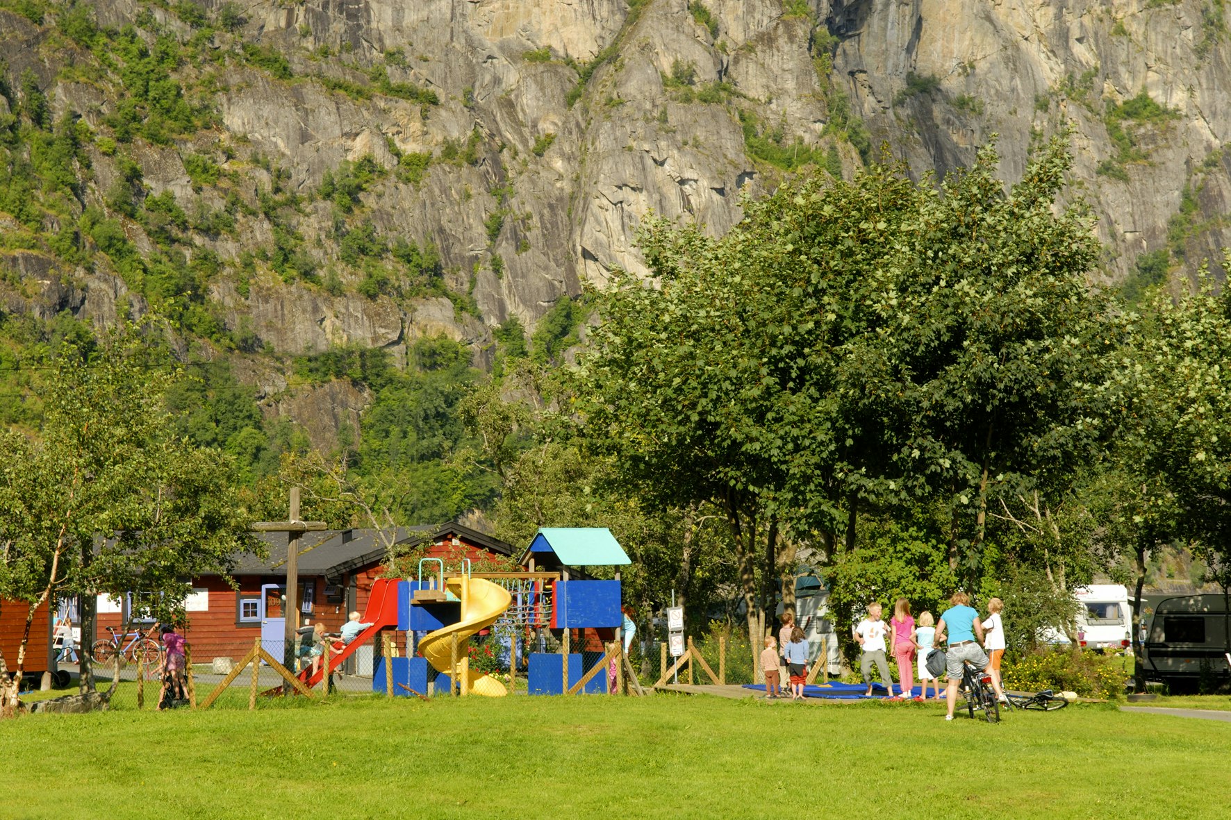 Camping Sæbø  -  Spielplatz vom Campingplatz im Grünen