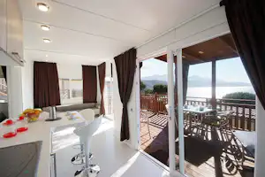 Camping Scaglieri - Wohnbereich in Mobilheim vom Campingplatz mit Terrasse und Blick auf das Mittelmeer