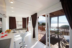 Camping Scaglieri - Wohnbereich in Mobilheim vom Campingplatz mit Terrasse und Blick auf das Mittelmeer