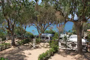 Camping Scaglieri - Wohnwagenstellplatz und Wohnmobilstellplatz vom Campingplatz mit Blick auf das Mittelmeer