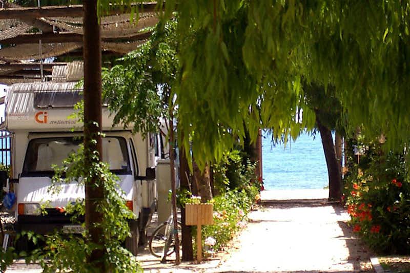 Camping Scarabeo  -  Wohnwagenstellplatz unter Sonnensegeln mit Blick und direktem Zugang zum Mittelmeer