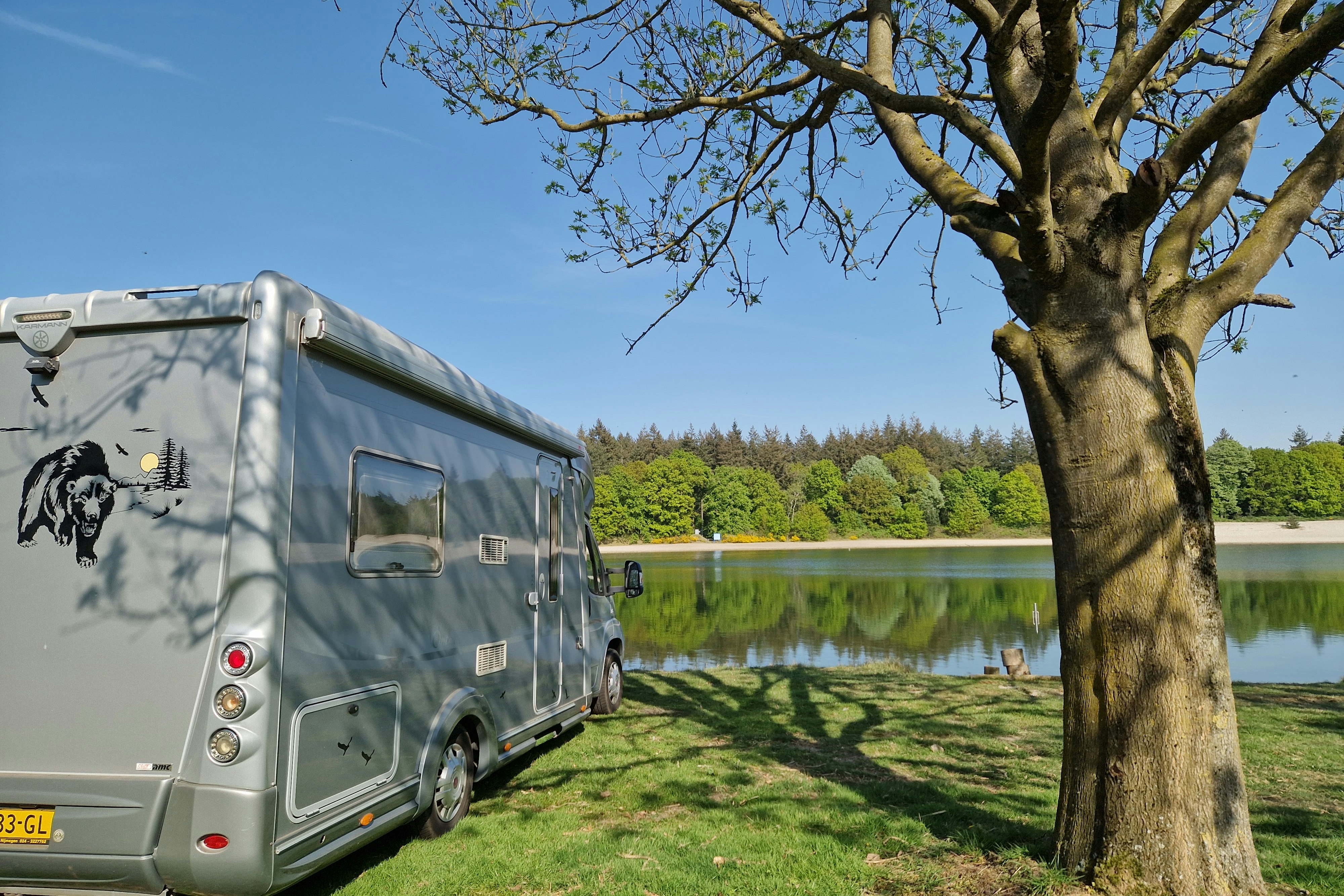Camping Schaartven - Blick auf einen Standplatz direkt am Wasser-