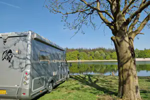 Camping Schaartven - Blick auf einen Standplatz direkt am Wasser-