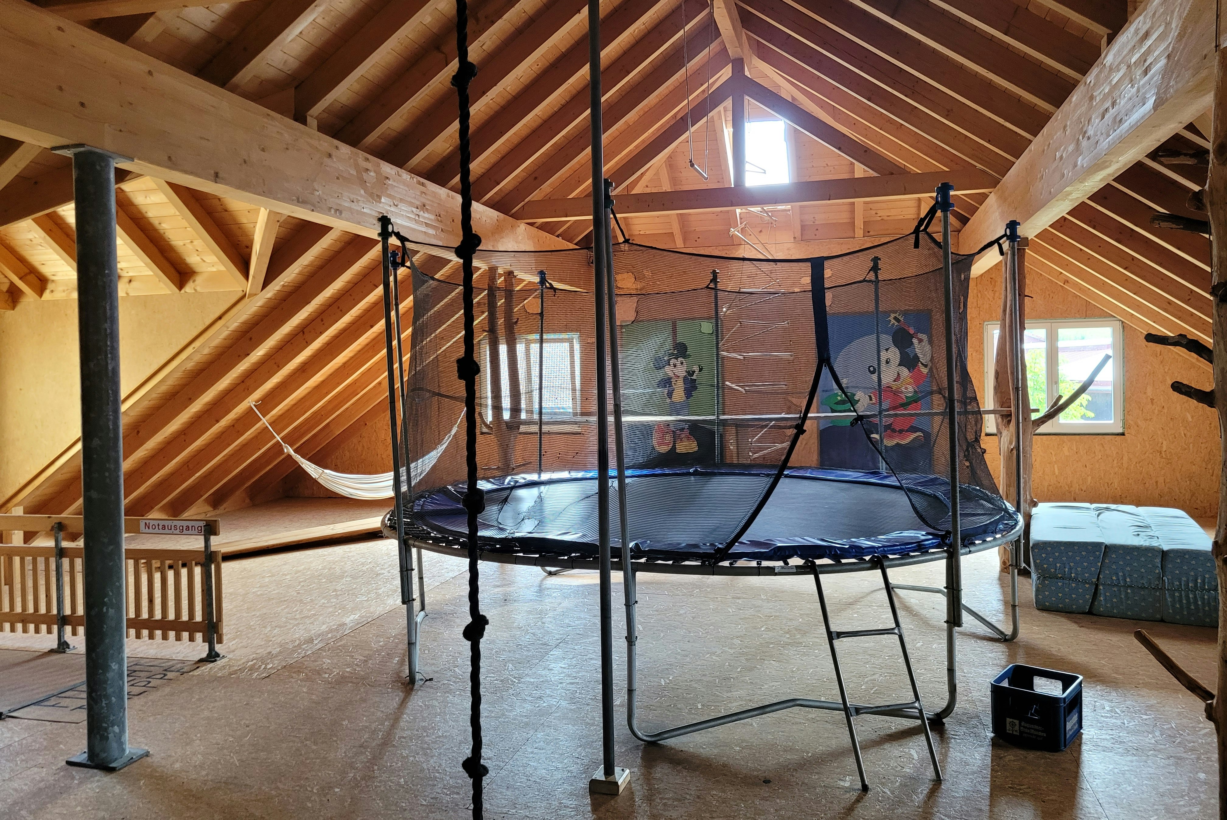 Camping Scherer - Aufenthaltsraum mit Trampolin und Hängematte