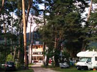 Camping Schießstand - Parkplatz im Schatten auf dem Campingplatz