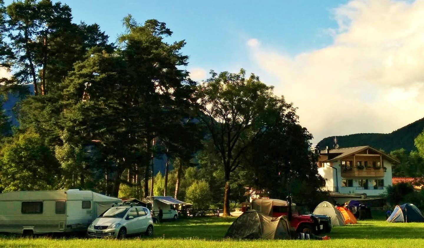 Camping Schießstand - Stell- und Zeltplätze  zwischen Bäumen