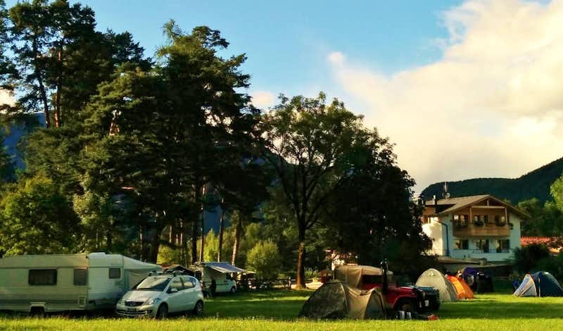 Camping Schießstand - Stell- und Zeltplätze  zwischen Bäumen
