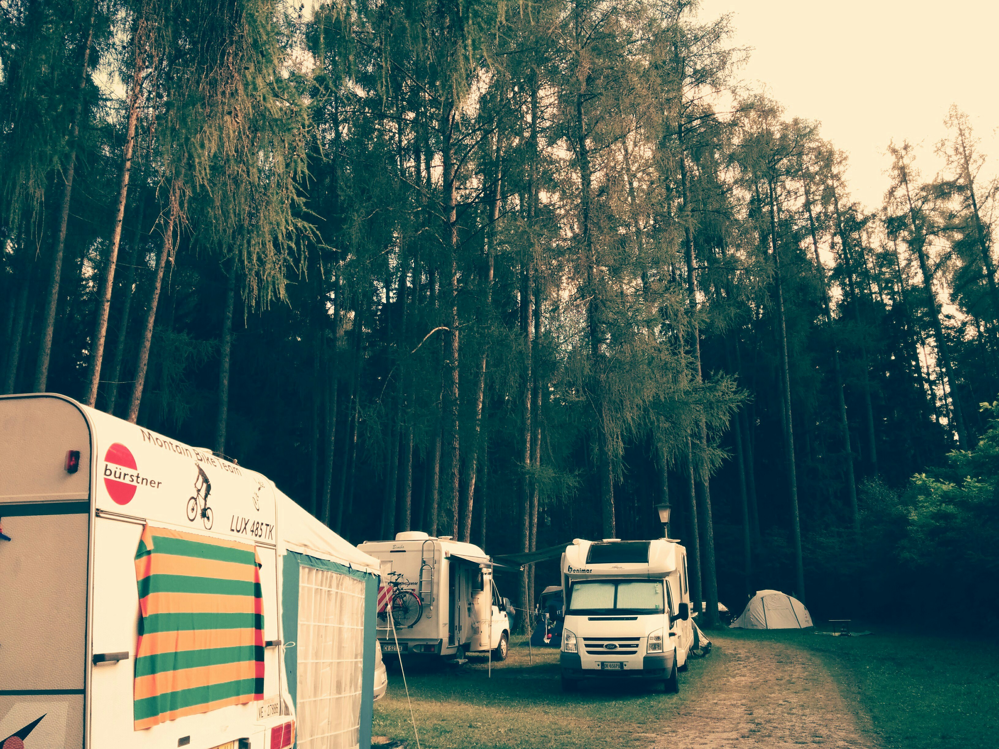 Camping Schießstand - Wohnwagen- und Wohnmobilstellplätzen zwischen Bäumen