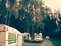 Camping Schießstand - Wohnwagen- und Wohnmobilstellplätzen zwischen Bäumen