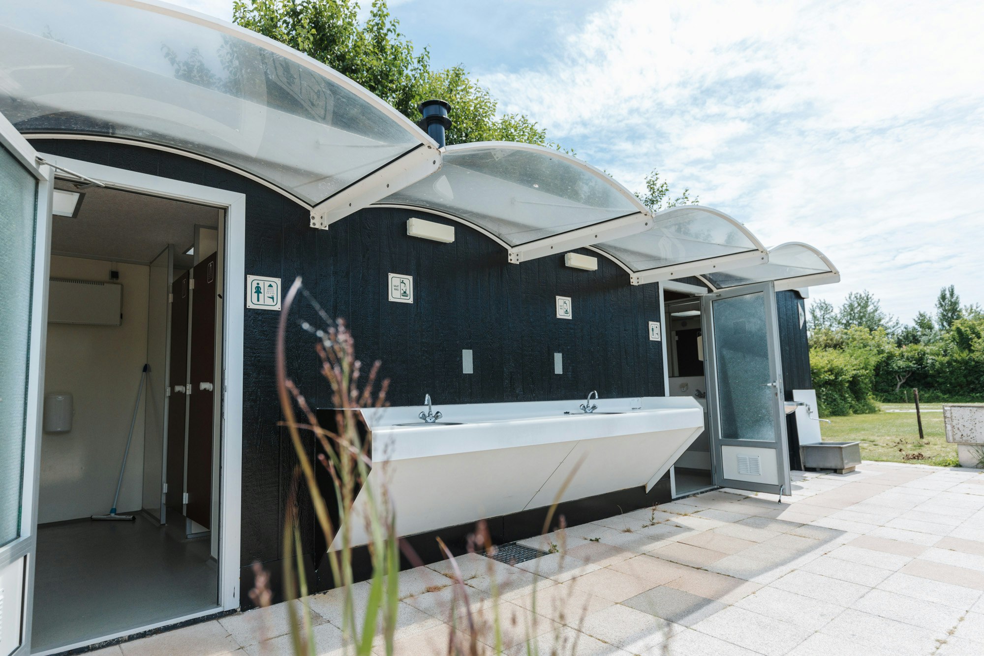 Camping Schippers - Außenansicht des Sanitärgebäudes