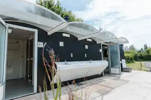 Camping Schippers - Außenansicht des Sanitärgebäudes