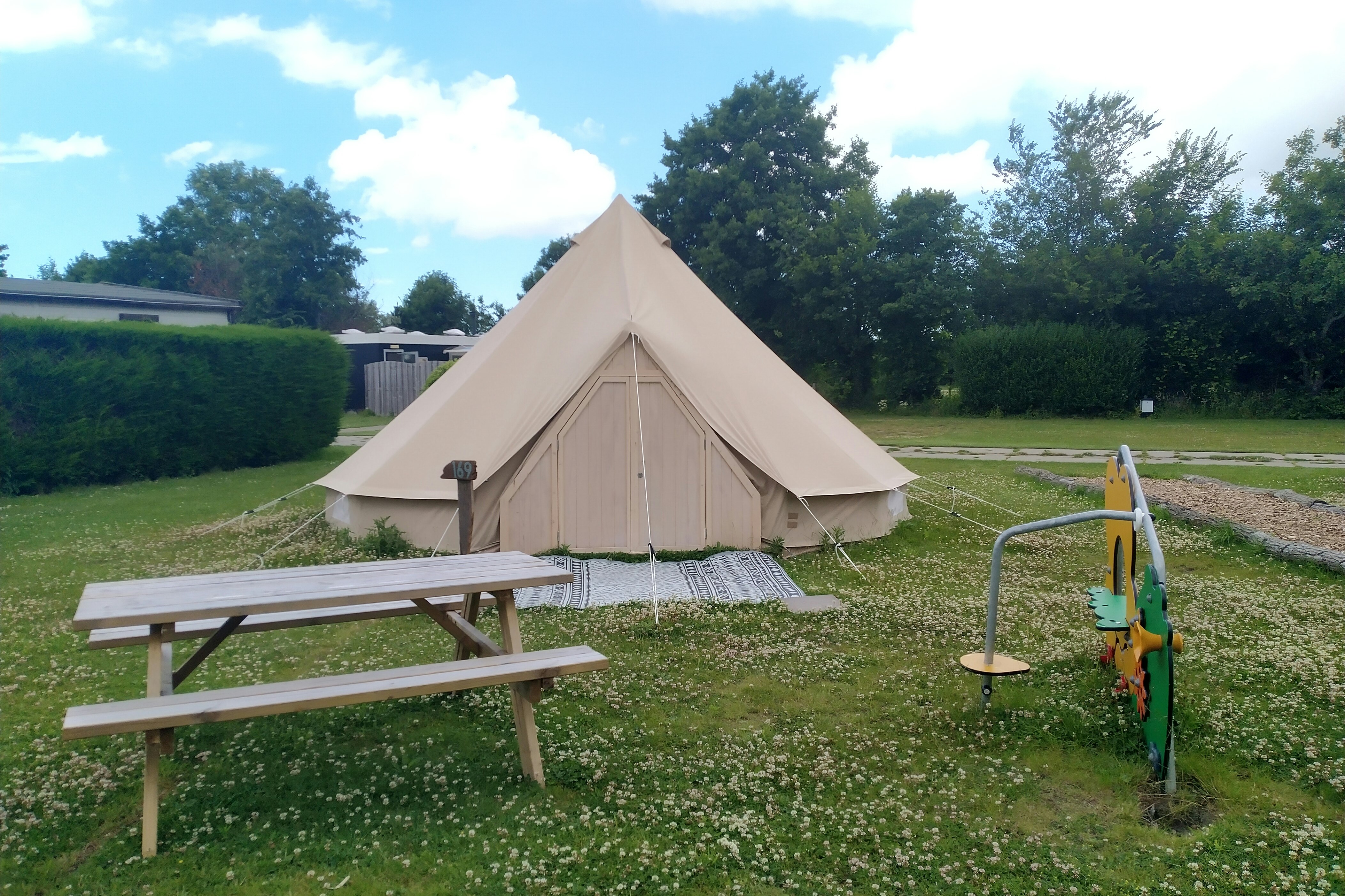 Camping Schippers - Tipizelt auf der Blumenwiese