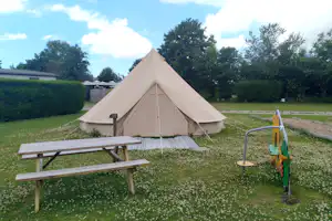 Camping Schippers - Tipizelt auf der Blumenwiese