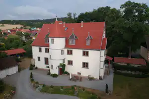 Camping Schloß Roßdorf - Schloss vor dem Campingplatz